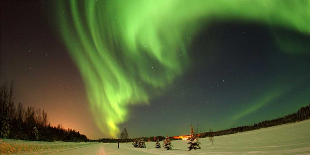 The Moon and the Northern Lights – Chena Aurora View Lodge